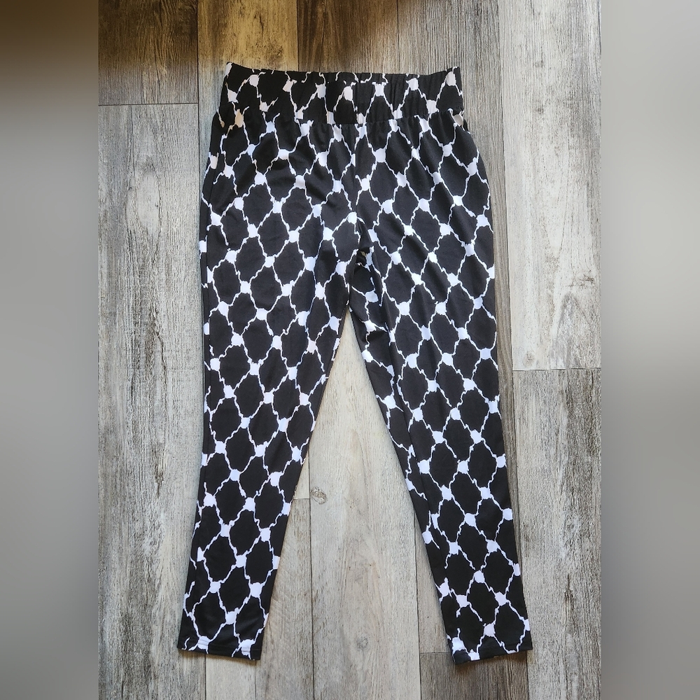 Ashley Stewart Women's Black/White Geometric Pattern Leggings